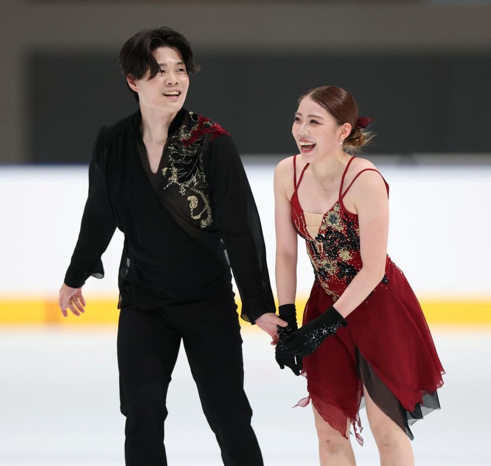 アイスダンスＦＤ、初の国際大会を終え、アンドの笑みを浮かべる紀平梨花、西山真瑚組（撮影・伊藤笙子）
