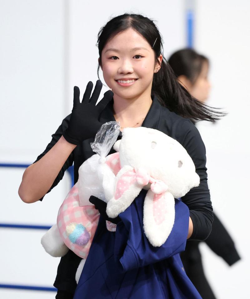 練習を終え、笑顔で手を振る中井亜美（撮影・伊藤笙子）