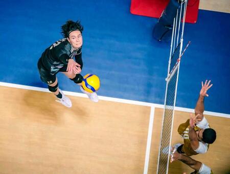 　スパイクを放つ高橋（Ｖｏｌｌｅｙｂａｌｌ　Ｗｏｒｌｄ提供）