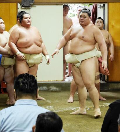 三番稽古を行った琴桜（左）と大の里