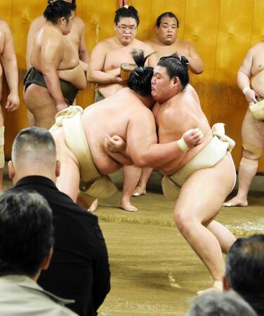琴桜（左）に左を差して攻める大の里