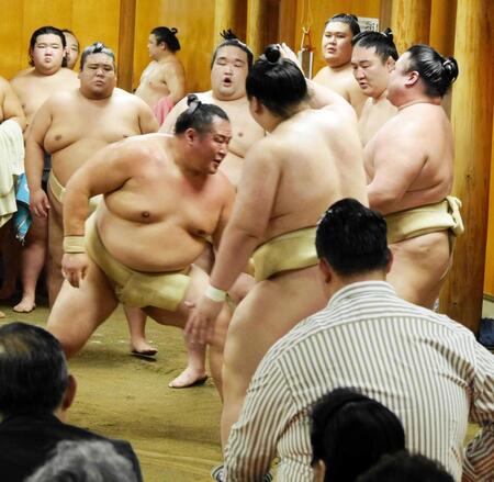 相手を押し出す玉鷲