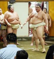 三番稽古を行った琴桜（左）と大の里