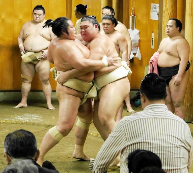 二所ノ関親方（手前）の前で、琴桜（左）に左を差して攻める大の里