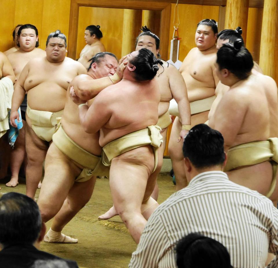 のど輪で攻める玉鷲