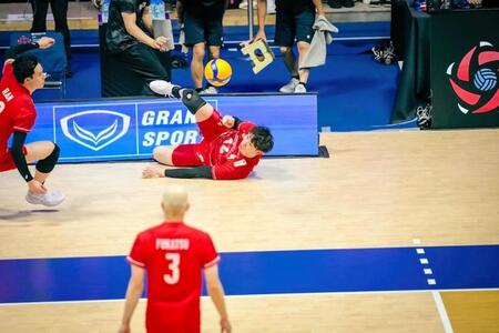 執念のレシーブをみせる石川祐希、高橋藍©Ｖｏｌｌｅｙｂａｌｌ　Ｗｏｒｌｄ