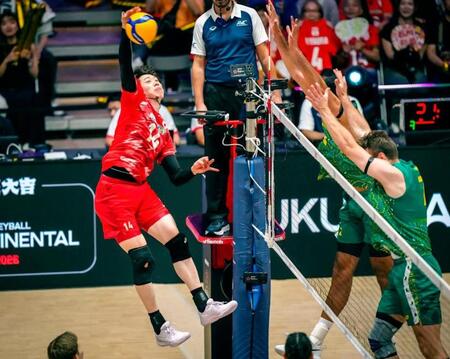 １次リーグのオーストラリア戦でスパイクを放つ石川（左）＝Ｖｏｌｌｅｙｂａｌｌ　Ｗｏｒｌｄ提供