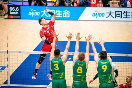 １次リーグのオーストラリア戦でスパイクを放つ西田（左）＝Ｖｏｌｌｅｙｂａｌｌ　Ｗｏｒｌｄ提供