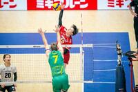 スパイクを放つ高橋藍©Ｖｏｌｌｅｙｂａｌｌ　Ｗｏｒｌｄ