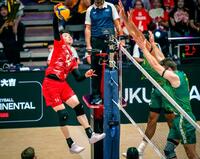 １次リーグのオーストラリア戦でスパイクを放つ石川（左）＝Ｖｏｌｌｅｙｂａｌｌ　Ｗｏｒｌｄ提供