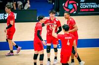 １次リーグのオーストラリア戦で笑顔を見せる石川（14）、高橋（左隣）ら（Ｖｏｌｌｅｙｂａｌｌ　Ｗｏｒｌｄ提供）