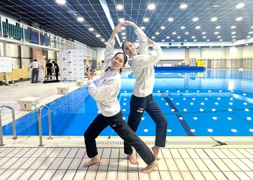 合宿を公開したＡＳ日本代表の（左から）佐藤友花と比嘉もえ