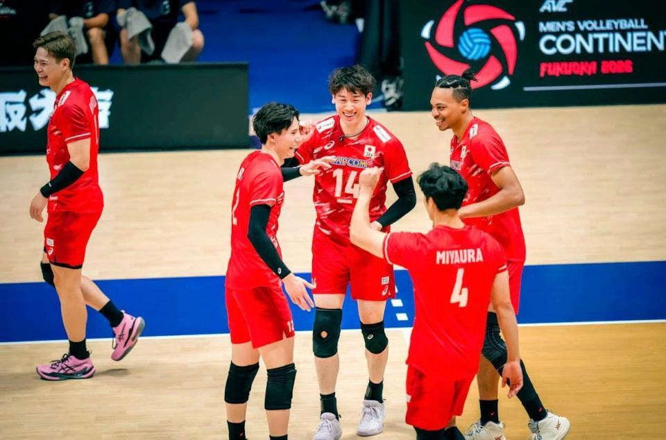 １次リーグのオーストラリア戦で笑顔を見せる石川（14）、高橋（左隣）ら（Ｖｏｌｌｅｙｂａｌｌ　Ｗｏｒｌｄ提供）