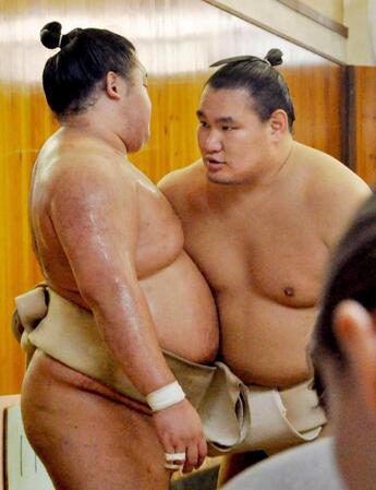 　明生（左）に助言する豊昇龍