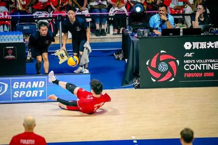 足でレシーブする石川祐希©Ｖｏｌｌｅｙｂａｌｌ　Ｗｏｒｌｄ
