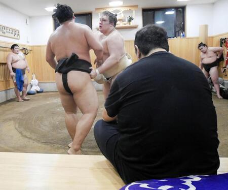 安治川親方の前で相手を寄り切る安青錦
