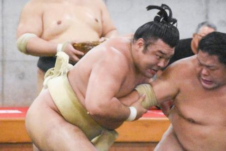 　時津風一門の連合稽古に参加した霧島（左）＝両国国技館の相撲教習所