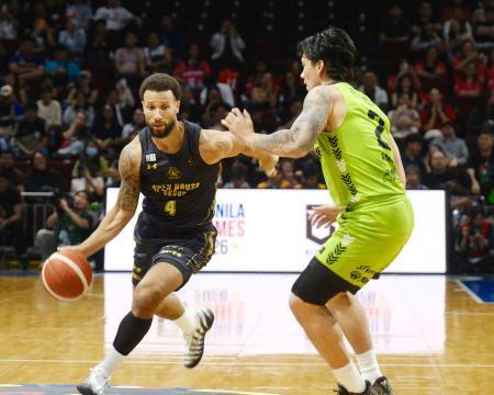 　フィリピンの首都マニラで行われたバスケットボールのＢリーグ、レバンガ北海道戦で、ドリブルする群馬クレインサンダーズの選手＝９日（共同）