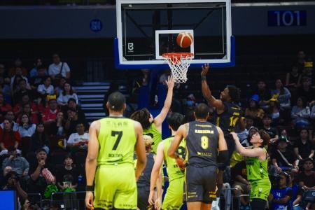 　フィリピンの首都マニラで開催されたバスケットボールのＢリーグ、レバンガ北海道-群馬クレインサンダーズ戦＝９日、マニラ（共同）