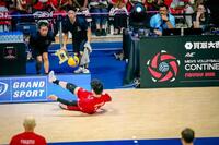 足でレシーブする石川祐希©Ｖｏｌｌｅｙｂａｌｌ　Ｗｏｒｌｄ