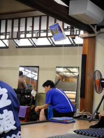 土俵に視線を向ける立浪親方