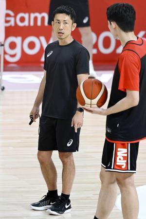 　バスケットボールの本番会場での公式練習で、選手と話す男子日本代表の吉本泰輔監督＝８日、ＩＧアリーナ
