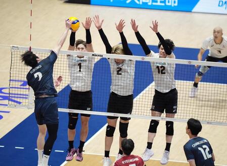 日本－韓国　第２セット、ブロックを試みる（右から）高橋、小野寺、西田