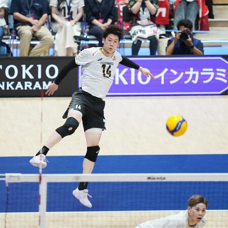 日本－韓国　第２セット、サービスエースを決める石川