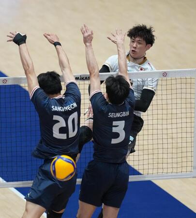 日本－韓国　第３セット、スパイクを決める石川