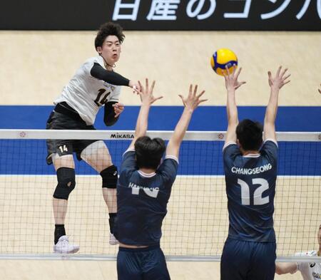 日本－韓国　第２セット、スパイクを決める石川