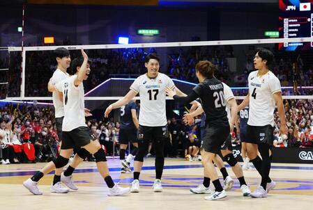 　韓国を破って決勝進出を決め、喜ぶ日本の選手たち