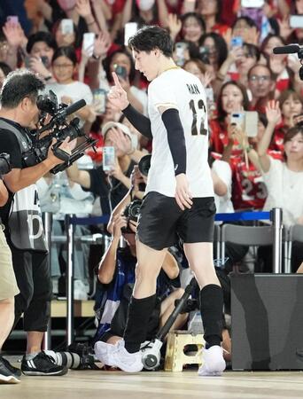韓国に勝利し、ポーズを決める高橋藍