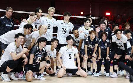 韓国に勝利し記念写真に納まる日本代表の選手ら