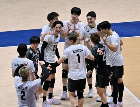 韓国を破り決勝進出し、笑顔を見せる日本の選手たち