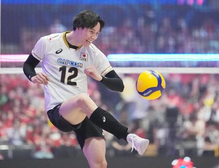 試合前、笑顔で練習する高橋藍