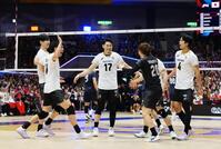 　韓国を破って決勝進出を決め、喜ぶ日本の選手たち
