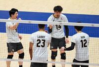 日本－韓国　第１セット、ポイントを奪い喜ぶ石川（14）ら