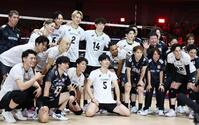 韓国に勝利し記念写真に納まる日本代表の選手ら