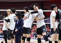 韓国に勝利し喜ぶ高橋（中央右）ら
