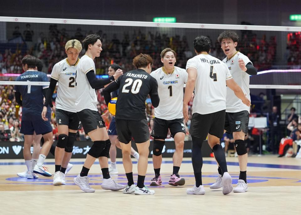 日本－韓国　第１セット、得点を奪い喜ぶ（右から）石川、宮浦、西田、山本、高橋、小野寺