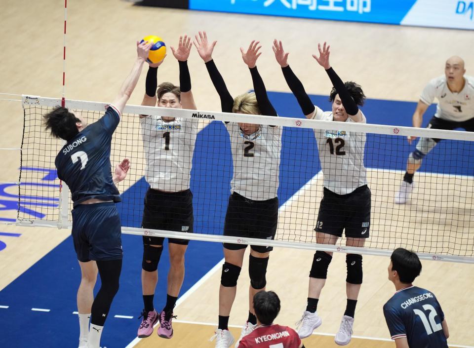 日本－韓国　第２セット、ブロックを試みる（右から）高橋、小野寺、西田