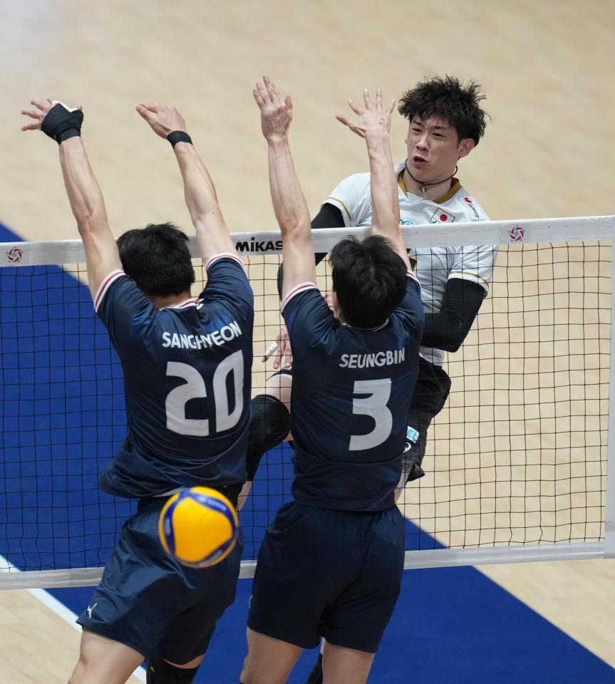 日本－韓国　第３セット、スパイクを決める石川
