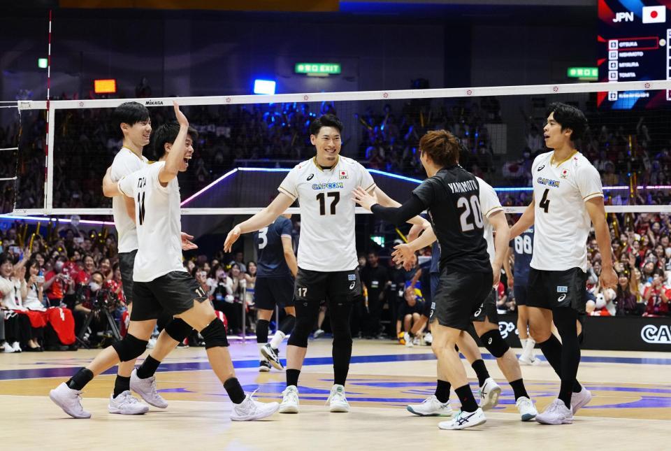 　韓国を破って決勝進出を決め、喜ぶ日本の選手たち