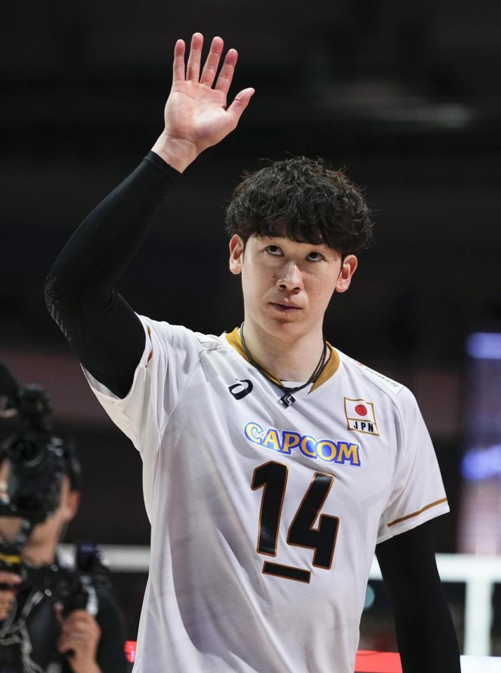 　韓国を破って決勝進出を決め、観客の声援に応える石川