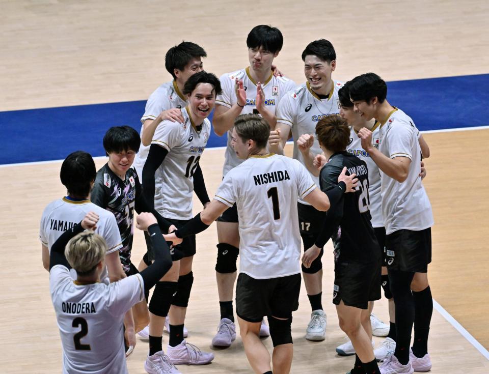 韓国を破り決勝進出し、笑顔を見せる日本の選手たち