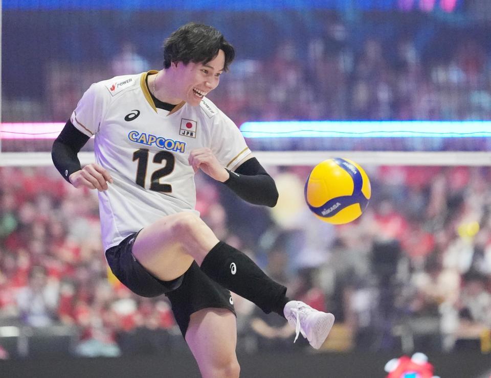 試合前、笑顔で練習する高橋藍