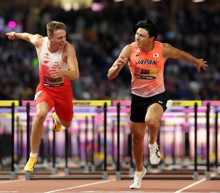 　男子１１０メートル障害予選で力走する阿部竜希（右）（ゲッティ＝共同）