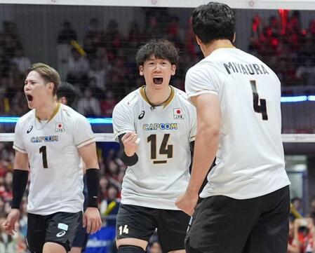 　第１セット、得点を奪い喜ぶ石川（中央）ら