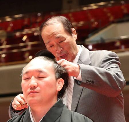 元荒鷲の断髪式ではさみを入れる山中武さん（右）＝２０２１年２月２３日、東京・両国国技館
