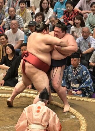 熱海富士（左）に寄り切られる豪ノ山＝両国国技館（撮影・持木克友）